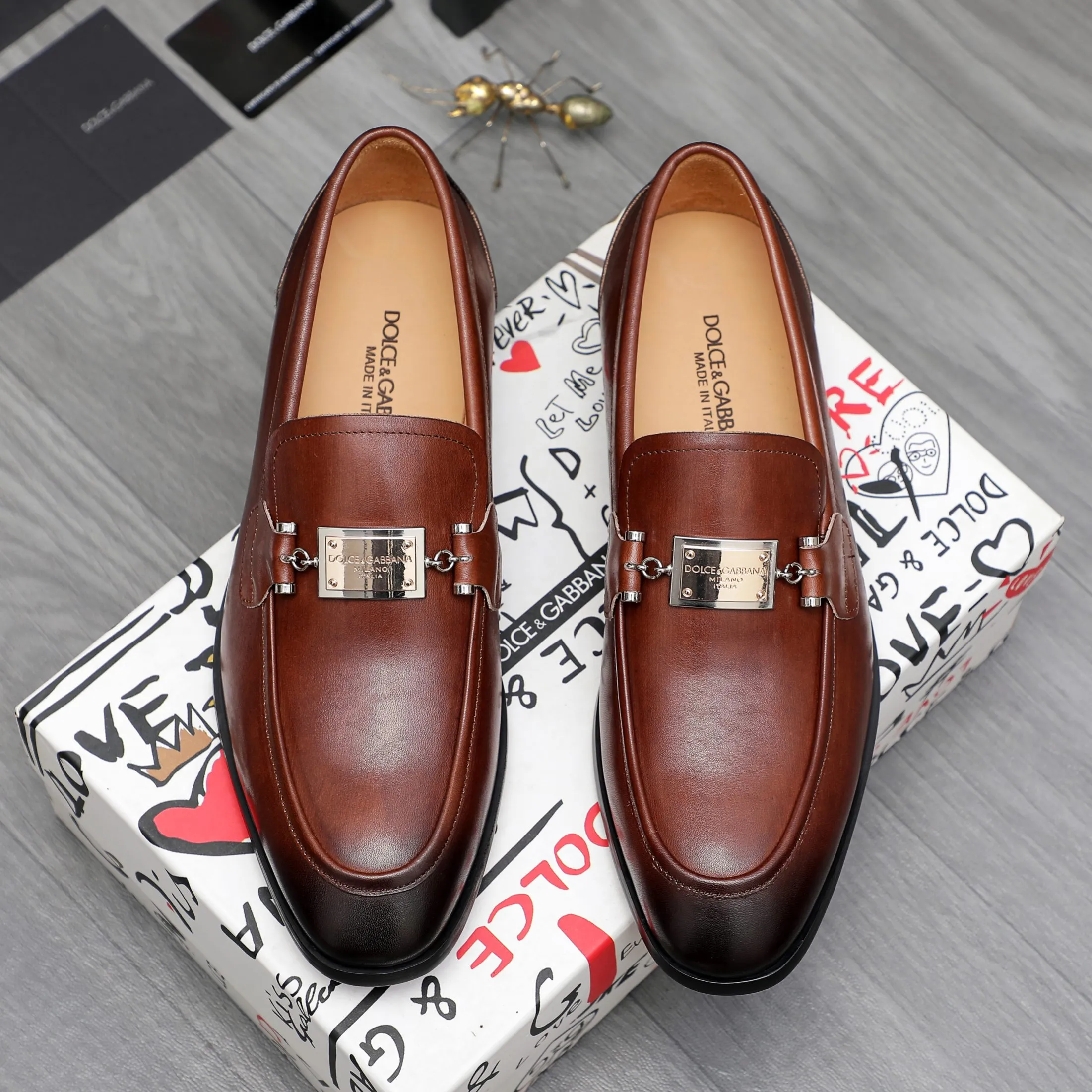 Men's shoes 💰500 Product trademark: DG (Dolce & Gabbana) business casual leather shoes Regular size: 38-45 (45 is custom-made and non-returnable) Product materials: Selected high-quality color-brushed cowhide upper, cowhide lining, original outsole